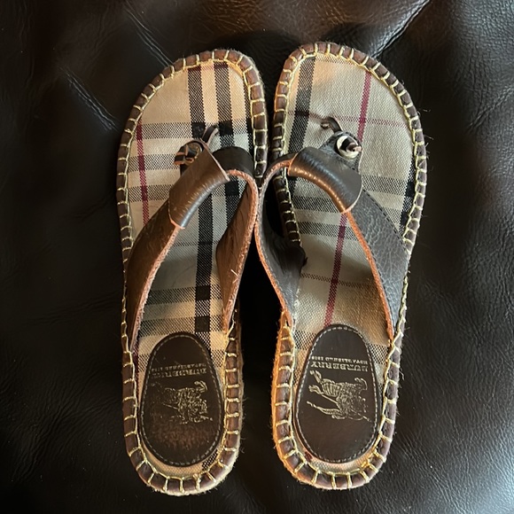 Gorgeous Authentic Burberry Wedges - Picture 2 of 8